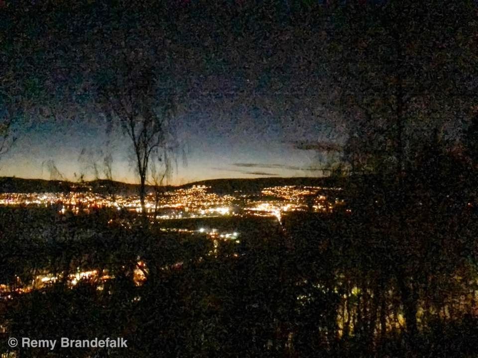Drammen by night - eller rettere sagt; allehelgenskvelden. (Foto: Remy Brändefalk)