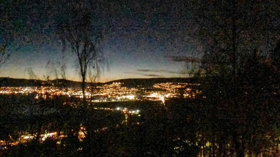 Drammen by night - eller rettere sagt; allehelgenskvelden. (Foto: Remy Brändefalk)