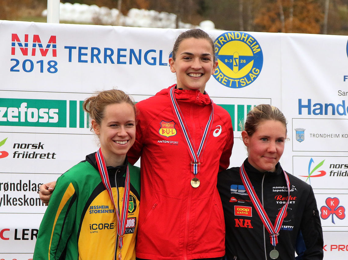 De tre beste fra NM terrengløp - Sigrid Jervell Våg (midten), Maria Sagnes Wågan (til høyre) og Silje Fjørtoft - er tatt ut på det norske laget til nordisk. (Foto: Runar Gilberg)  