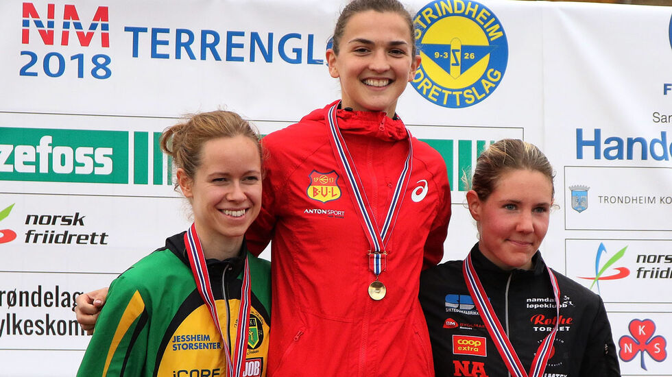 De tre beste fra NM terrengløp - Sigrid Jervell Våg (midten), Maria Sagnes Wågan (til høyre) og Silje Fjørtoft - er tatt ut på det norske laget til nordisk. (Foto: Runar Gilberg)