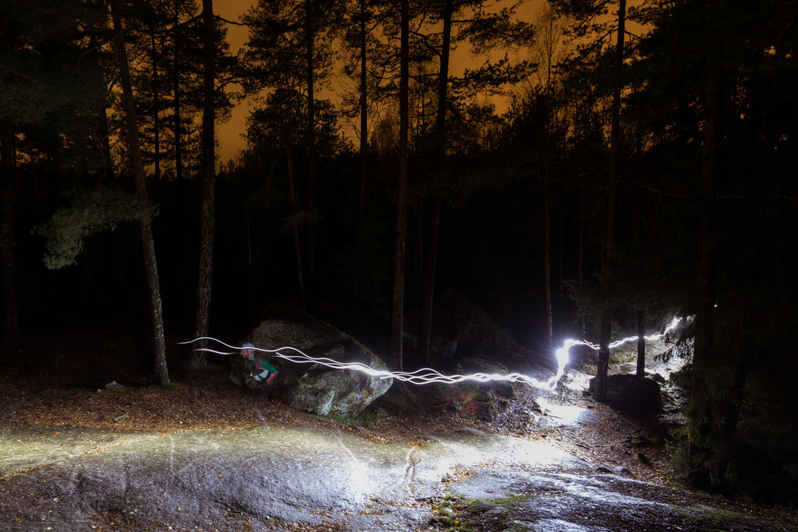 Løpere med hodelykt gjennom nattmørket. (Foto: Sylvain Cavatz)