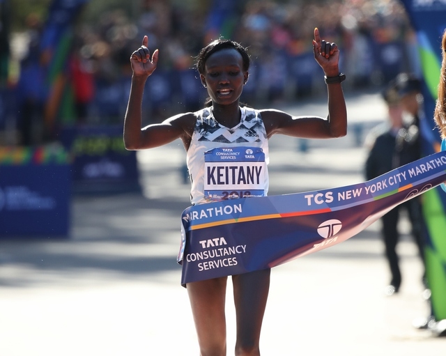 Mary Keitany bryter målsnøret som suveren vinner, og det var hennes fjerde seier på fem år. (Foto: NYCM)