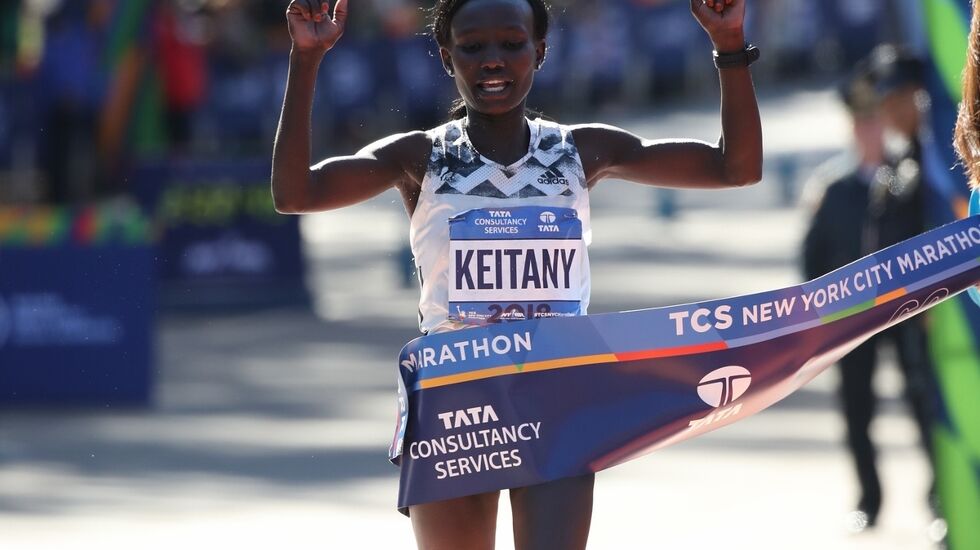 Mary Keitany bryter målsnøret som suveren vinner, og det var hennes fjerde seier på fem år. (Foto: NYCM)