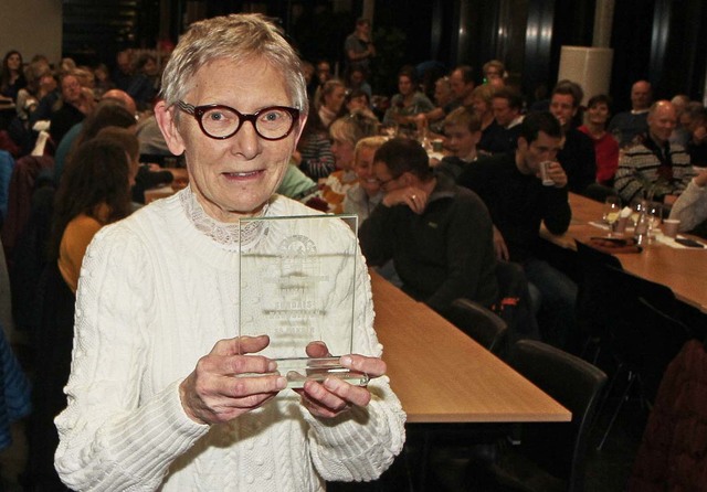 Oddrin Hovsengen med premien for 35 fullførte sørdalskaruseller. Foto: Jørgen Skaug