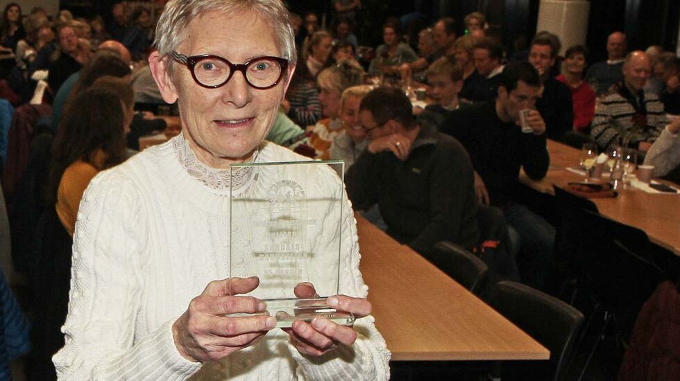 Oddrin Hovsengen med premien for 35 fullførte sørdalskaruseller. Foto: Jørgen Skaug