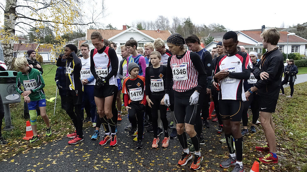 Mange deltakere til start i Novemberflåset. (Foto: Torbjørn Larsen)