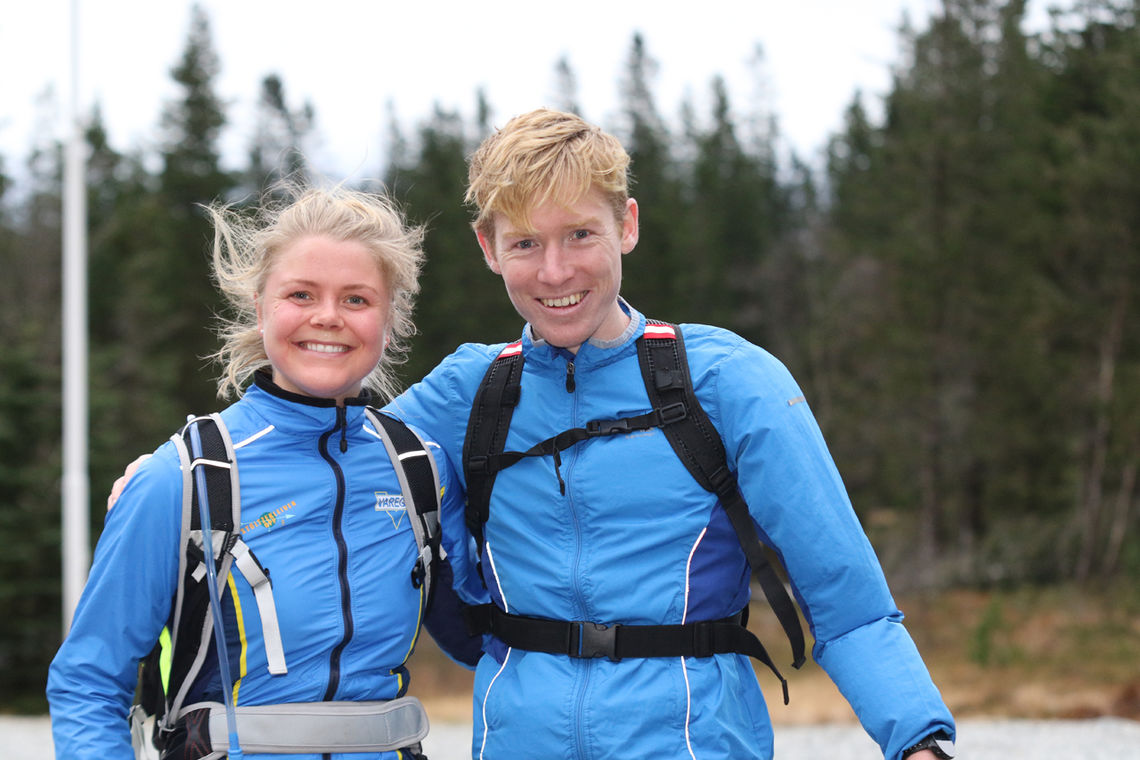 Hilde Fenne og Halfdan-Emil Færø merker vinden selv nede ved brushytten der det var forfriskninger etter løpet