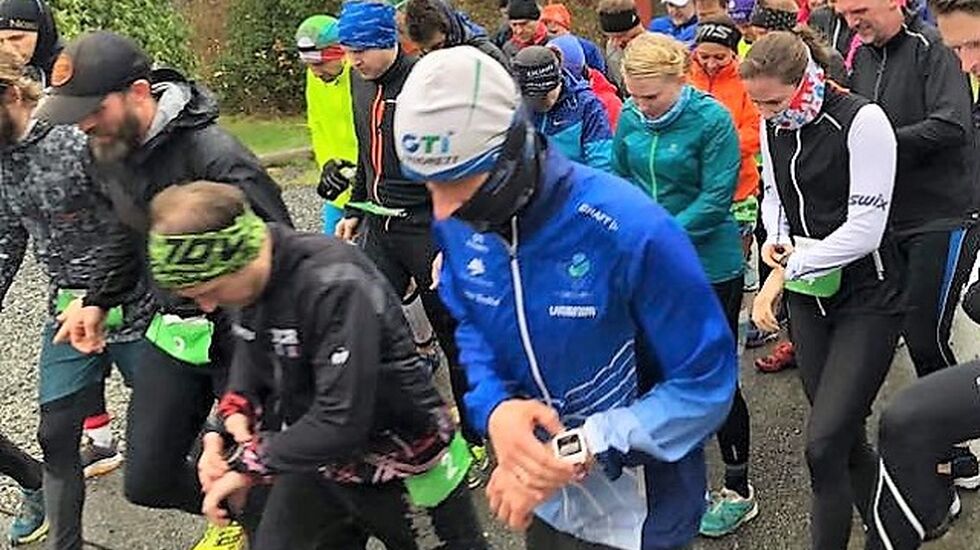Regn og vind da løperne la ut på den 5. runden rundt Lilla Stokkavatnet. (Foto fra Backyard Norges facebookside)