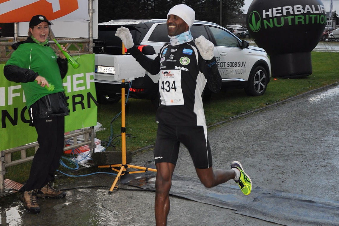 Urige Arado Buto har løyperekorden på halvmaraton i  Karmøy Maraton på meget sterke 1.06.38. Her har arrangøren knipset han i fjorårets seier som gikk på 1.13.56