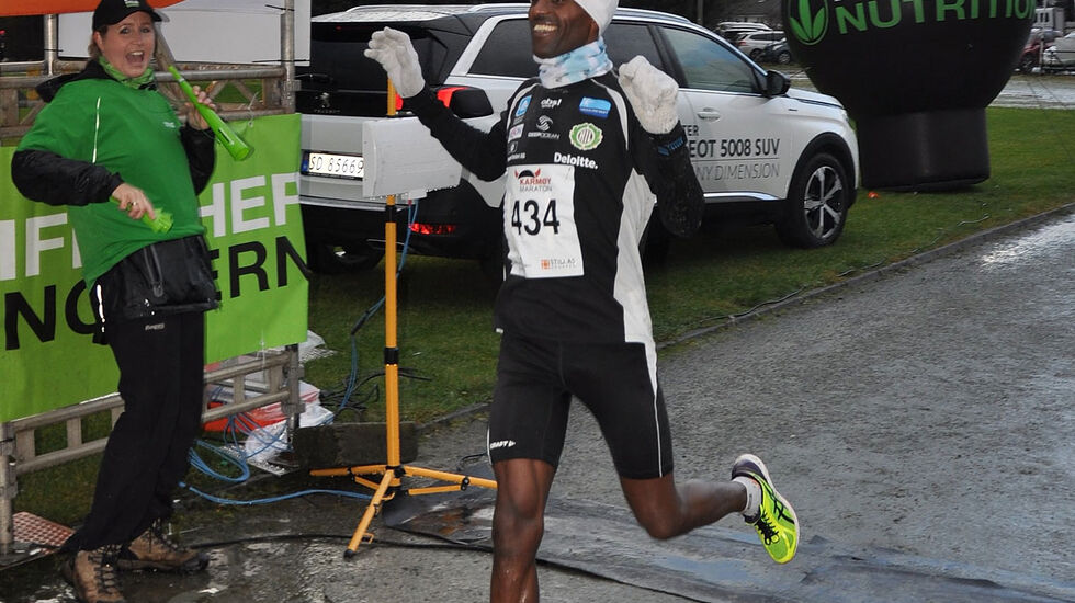 Urige Arado Buto har løyperekorden på halvmaraton i  Karmøy Maraton på meget sterke 1.06.38. Her har arrangøren knipset han i fjorårets seier som gikk på 1.13.56