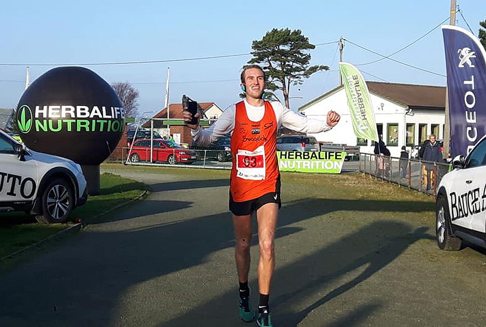 Suveren vinner: Thomas Asgautsen satte løyperekord og vant med nesten 18 minutter på maraton. (Foto: arrangøren) 