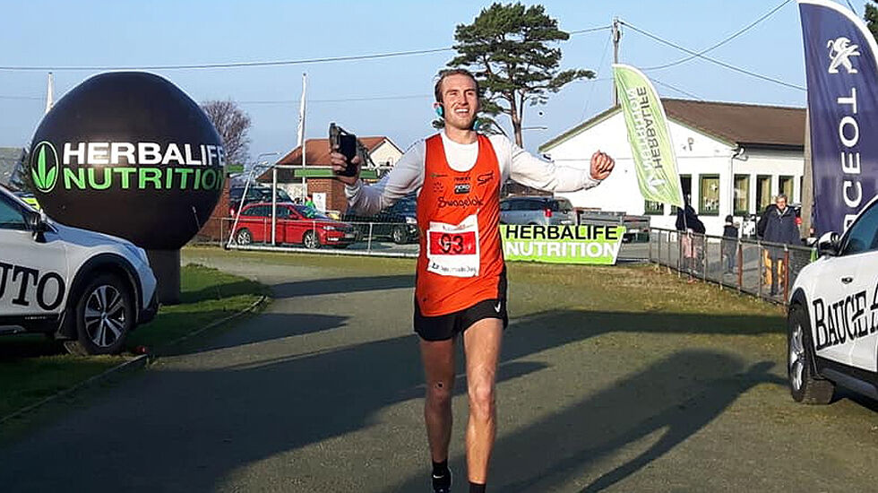 Suveren vinner: Thomas Asgautsen satte løyperekord og vant med nesten 18 minutter på maraton. (Foto: arrangøren) 
