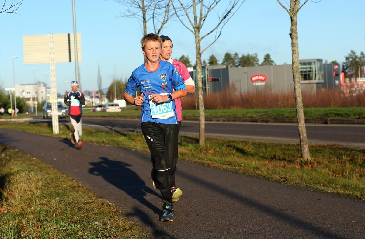 Vintermaraton2018 - Kristine Tørre Asprutsen nummer to på 10km - Foran Rolf Andreas Berg (1280x838)