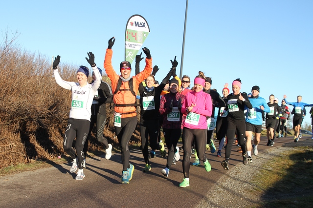 Svein-Erik Bakke med 1:45-pulja like etter start på halvmaraton. (Foto: Olav Engen)