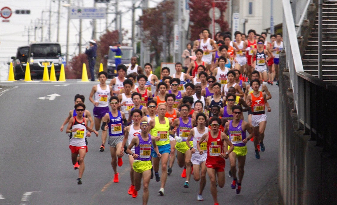 David Nilsson (i gul singlet) var omgitt av sterke japanske løpere under rekordløpet. (Foto: Brett Larner / Japan Running News) 
