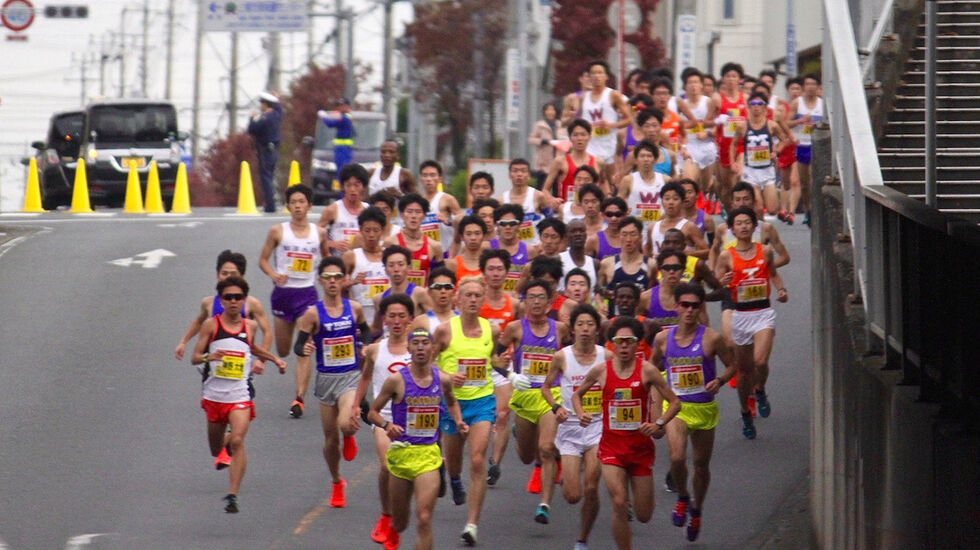 David Nilsson (i gul singlet) var omgitt av sterke japanske løpere under rekordløpet. (Foto: Brett Larner / Japan Running News) 