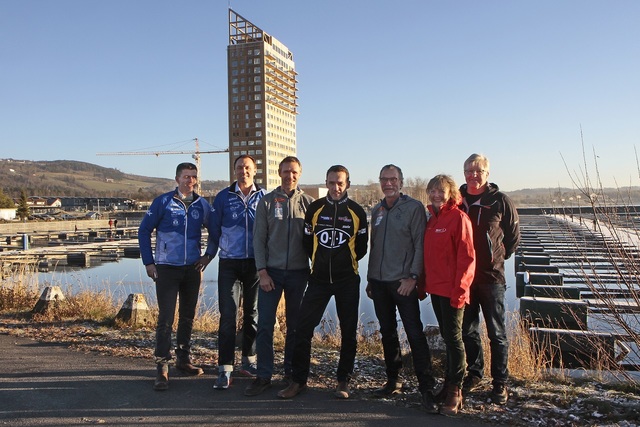 Sentrale personer i den aller første utgaven av Tour de Mjøsa samlet foran Mjøstårnet på fredagens pressekonferanse (fra venstre): Leif Asbjørn Seegaard og Trond Barthel fra Gjøvik FIK,  Bård Venholen fra friidrettskretsene, Endre Hjelseth fra Ottestad IL, Dag Kaashagen fra Moleven IL og friidrettskretsene, Jannike Berg Leonhardsen og Finn Olsen fra Litrim. (Foto: Jørgen Skaug)