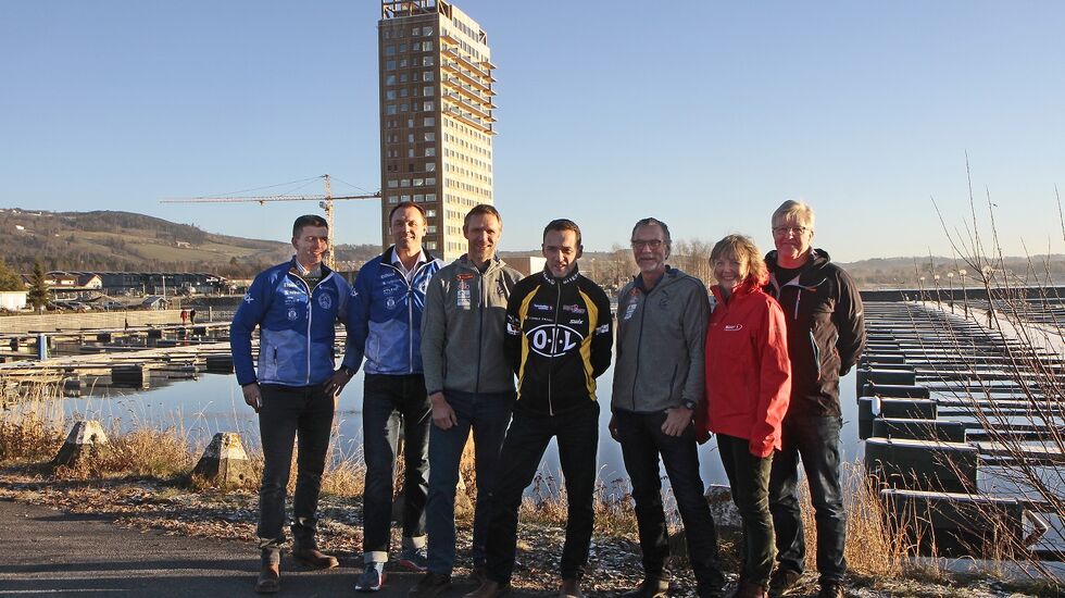 Sentrale personer i den aller første utgaven av Tour de Mjøsa samlet foran Mjøstårnet på fredagens pressekonferanse (fra venstre): Leif Asbjørn Seegaard og Trond Barthel fra Gjøvik FIK,  Bård Venholen fra friidrettskretsene, Endre Hjelseth fra Ottestad IL, Dag Kaashagen fra Moleven IL og friidrettskretsene, Jannike Berg Leonhardsen og Finn Olsen fra Litrim. (Foto: Jørgen Skaug)