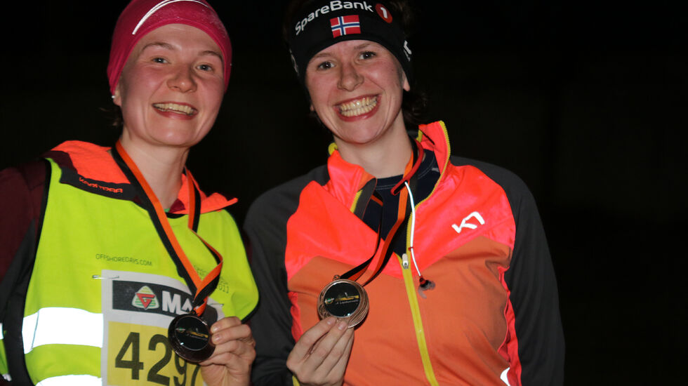 Kariann Lohne Henriksen og Charlotte Helen Ellefsen viser stolt fram årets medalje