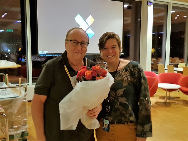 Ragnar Høsøien får blomster av Bodil Wiik for 31 år som rankingfører. (Foto: Stein Arne Negård)