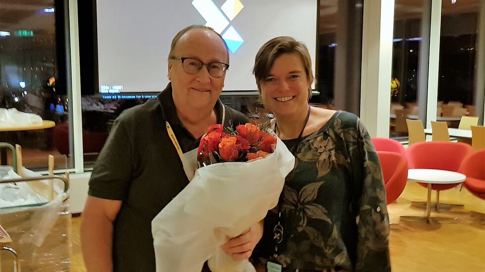 Ragnar Høsøien får blomster av Bodil Wiik for 31 år som rankingfører. (Foto: Stein Arne Negård)