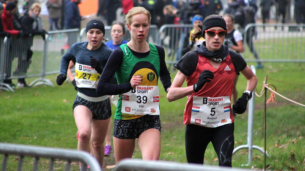 Avanserte: Her er Silje Fjørtoft langt bak i feltet sammen med to løpere som ble nr. 17 og 19, mens Silje klatret til åttendeplass og sikret seg med det en plass på det norske laget til EM neste søndag i de samme løypene. (Foto: arrangøren)