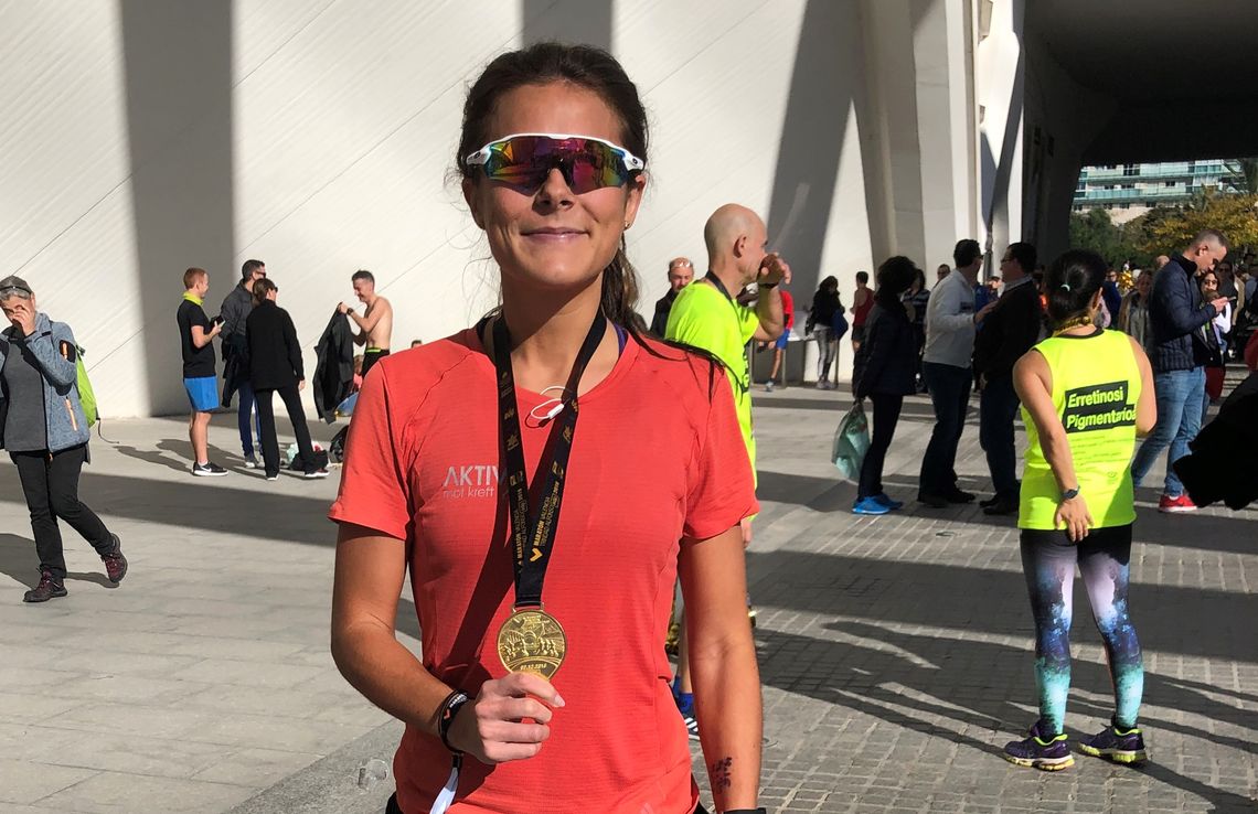 Imponerende debut: Elvira Vegas Spets imponerte både seg selv og vennene da hun løp i mål i Valencia Marathon på 3.08. Foto: privat
