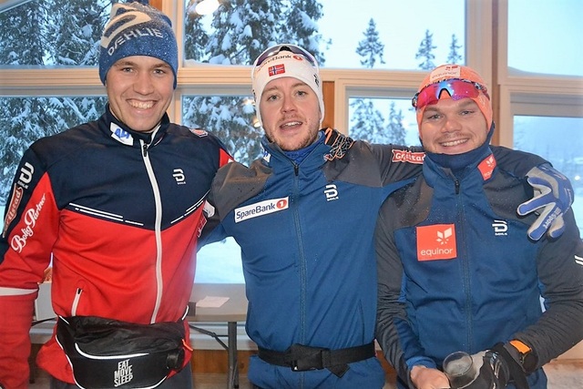 Fra premieutdeling i seniorklassen for menn (fra v.): 3. mann Pål Golberg,1. mann Sindre Bjørnestad Skar sammen med Håvard Solås Taugbøl som endte på 15. plass. (Arrangørfoto)