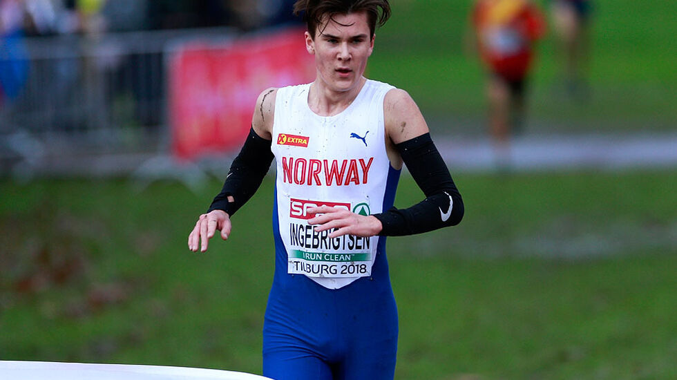 HISTORISK: Jakob Ingebrigtsen bryter målsnøret først for tredje år på rad i U20-klassen i EM i terrengløp. (Foto: Per Inge Østmoen)