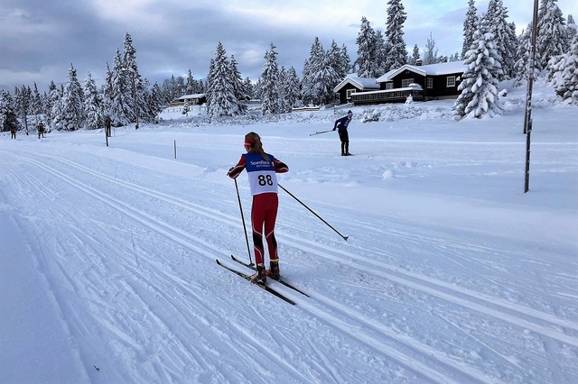 Det var en flott vinterdag på Sjusjøen Langrennsarena søndag. Her er det Hedda Faraasen Alme fra Strandbygda IL som staker mot mål i winter-wonderland. (Foto: Lene Faraasen)