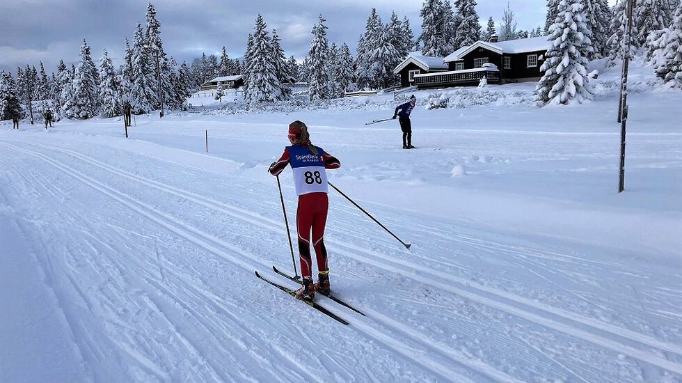 Det var en flott vinterdag på Sjusjøen Langrennsarena søndag. Her er det Hedda Faraasen Alme fra Strandbygda IL som staker mot mål i winter-wonderland. (Foto: Lene Faraasen)