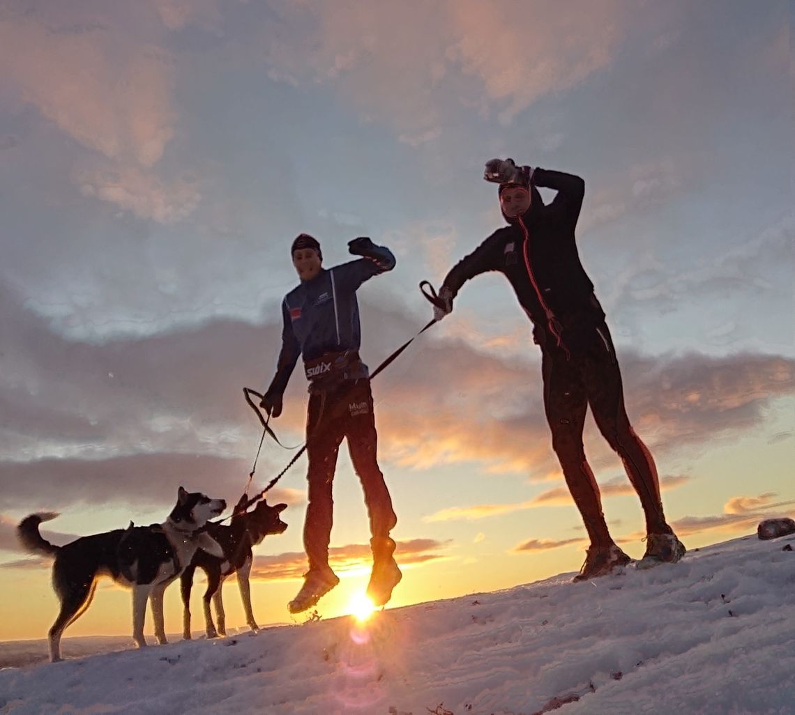 Liker mørketida: Daniel Strand (t.h) liker å trene ute når det er kaldt og glitrende nordlys. Her sammen med Petter Eliassen og hundene. Foto: Privat