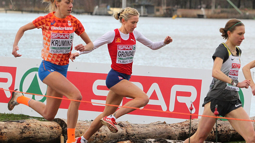 Tet på teten: Karoline lå litt avventende på tredje til femteplass i fjor, men hun avsluttet sterkt og var bare to sekunder unna gullmedaljen. (Foto: Kjell Vigestad)
