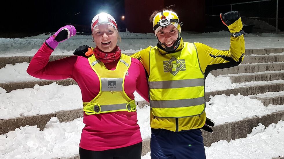 Anne Storslett og Vegard Ølstad Dalberg fikk best tid til å spise pepperkaker og drikke gløgg etter juleløpet i Snøkuten i år. (Foto: Stein Arne Negård)
