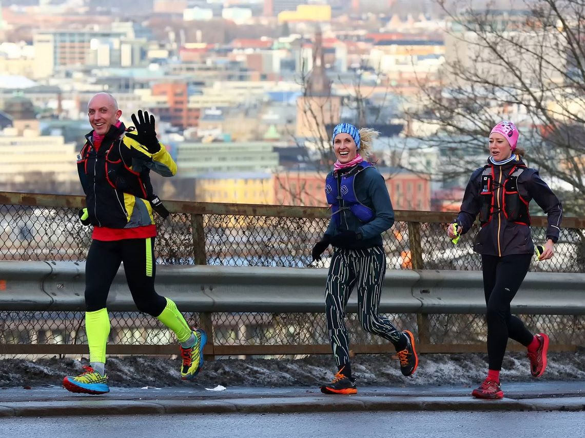Fra fjorårets løp med en glad trio på vei oppover mot Ekeberg, ca halvveis i løpet. (Foto: Bjørn Hytjanstorp)
