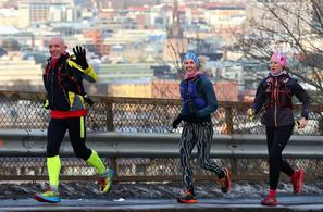 Fra fjorårets løp med en glad trio på vei oppover mot Ekeberg, ca halvveis i løpet. (Foto: Bjørn Hytjanstorp)