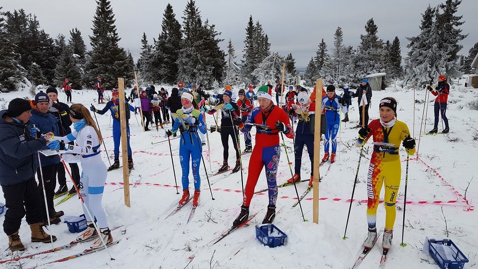 Mats Lindaas, Elverum OK (med  rød-blå skidress) klar til sesongstart. (Foto: Stein Arne Negård)