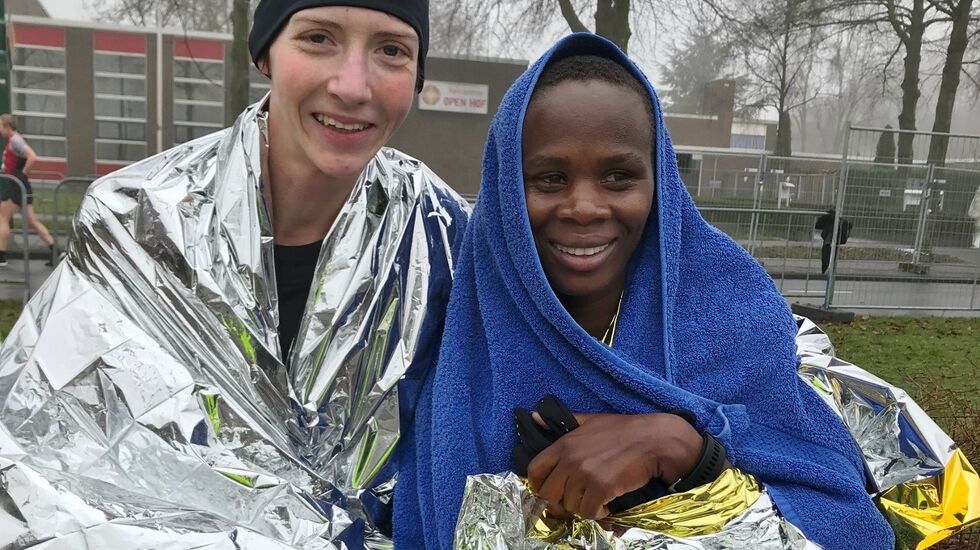 Tessa Frenay med den kenyanske vinneren Tabitha Gichia. (Foto: Ton Frenay)