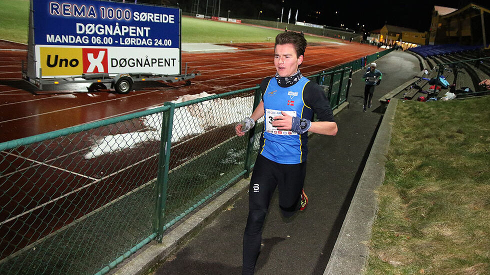 Simon Morales fra Varegg Fleridrett løper seg inn til en tredjeplass på 5 km.