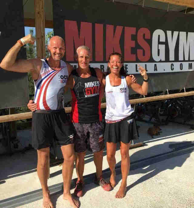 (Foto: Camilla Raade Fauske) Tim og Camilla på bryllupsreise til Mikes Gym! Her med Mike selv