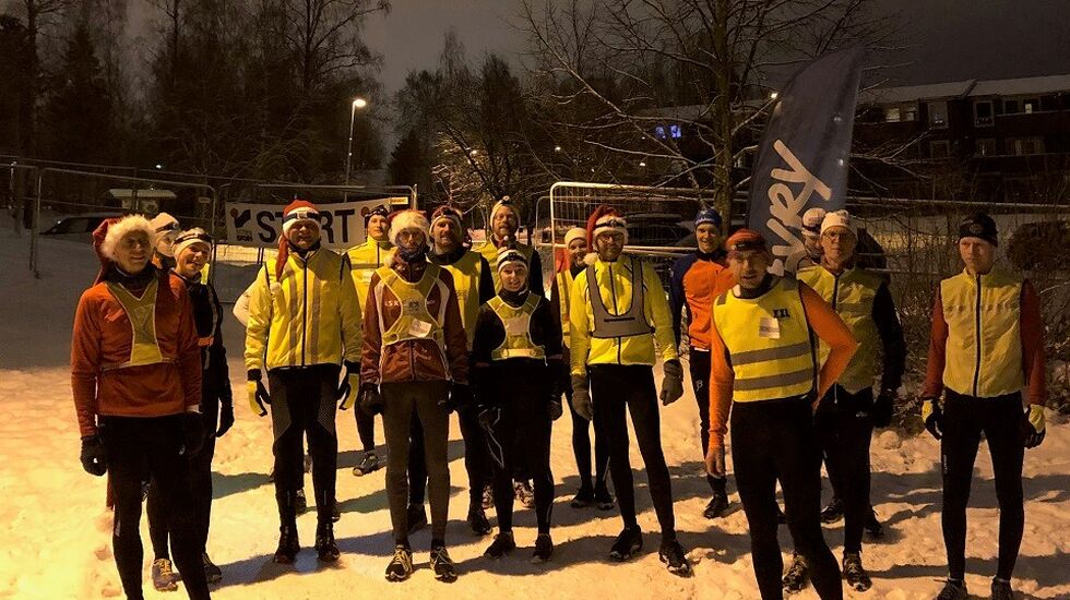 18 aktive løpere med og uten nisselue var på plass da på Gå-Joggens juleløp ble nisset av gårde fra Prestrudhallen. (Foto: Esther Innselset)