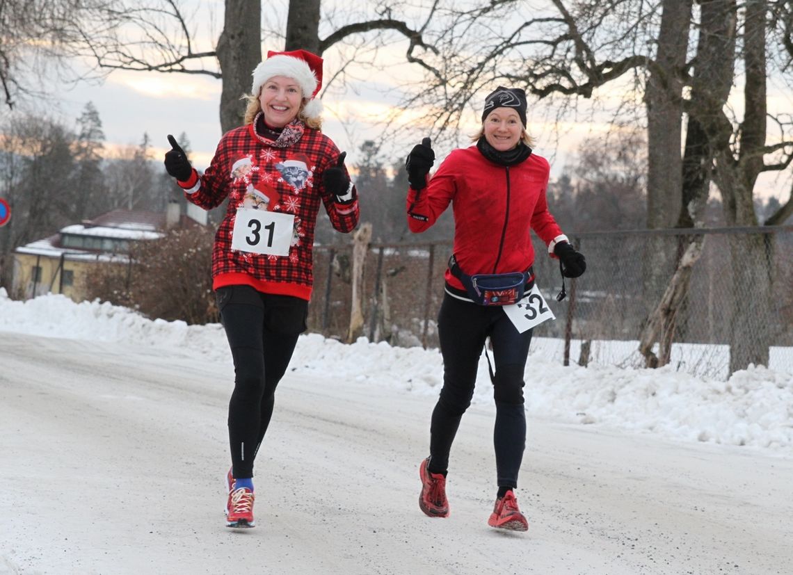 Ultraløperne Therese Falk og Ninette Banoun koser seg med maraton lille julaften. (Foto: Olav Engen)