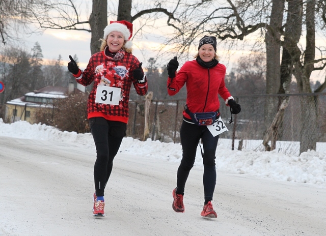 Ultraløperne Therese Falk og Ninette Banoun koser seg med maraton lille julaften. (Foto: Olav Engen)