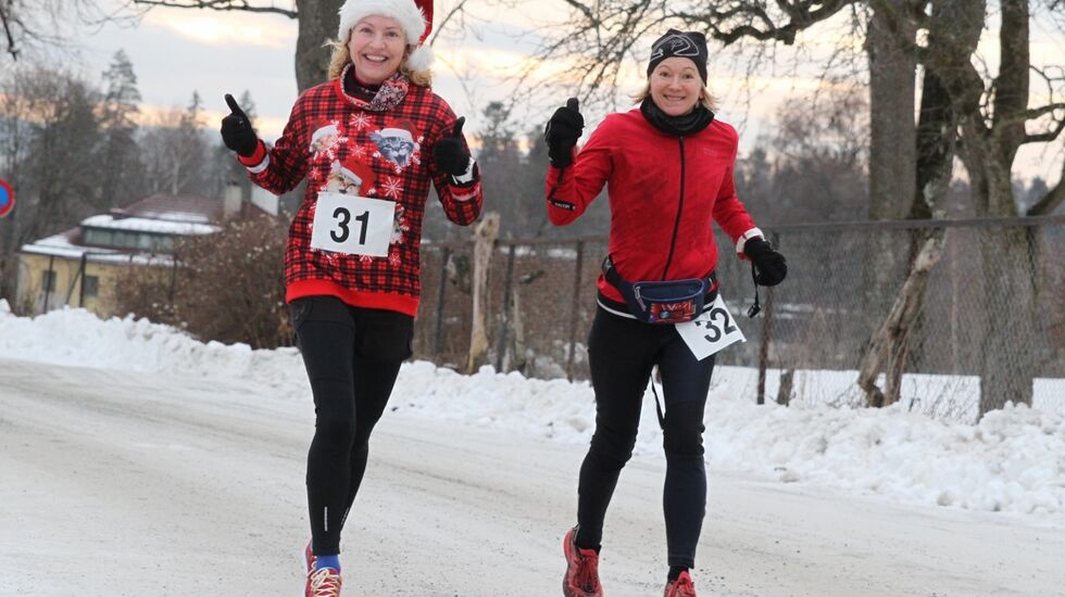 Ultraløperne Therese Falk og Ninette Banoun koser seg med maraton lille julaften. (Foto: Olav Engen)