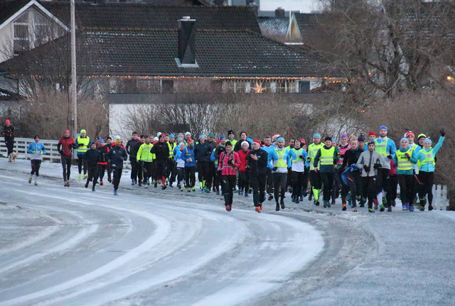 Juletoget på vei nedover Rønvika – mot Rønvik Kirke.