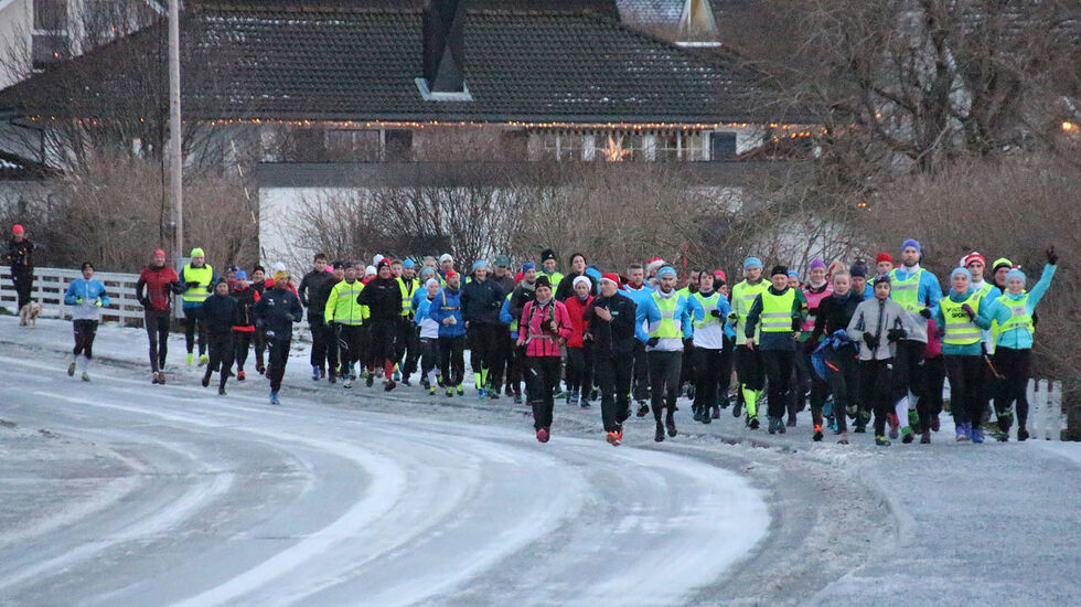 Juletoget på vei nedover Rønvika – mot Rønvik Kirke.