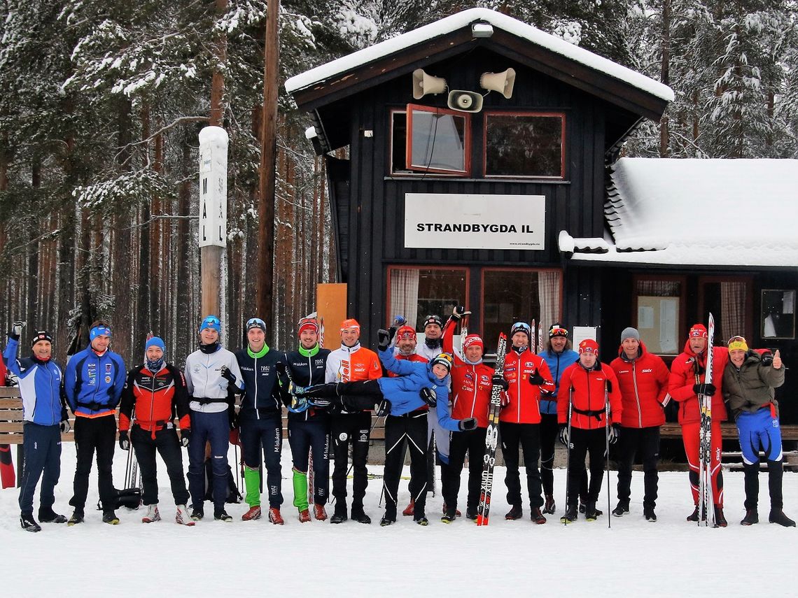 Årets julestakere samlet på stadion etter det 18,6 km klassiske testrennet. (Foto: Sigurd Westgård)