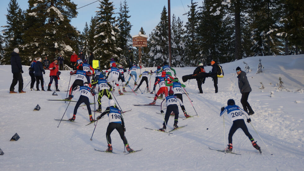 Kamp om posisjonene i den første bakken opp fra stadion på Budor. (Foto: Stein Arne Negård)