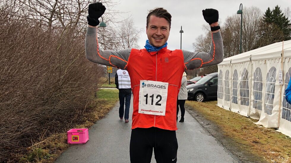 Richard Reichel vant maraton på heimebane. Richard har ikke deltatt på så mange løp i Ålesund. Et raskt google-søk viser at Richard studerer i Trondheim og at han har sin bakgrunn fra CrossFit