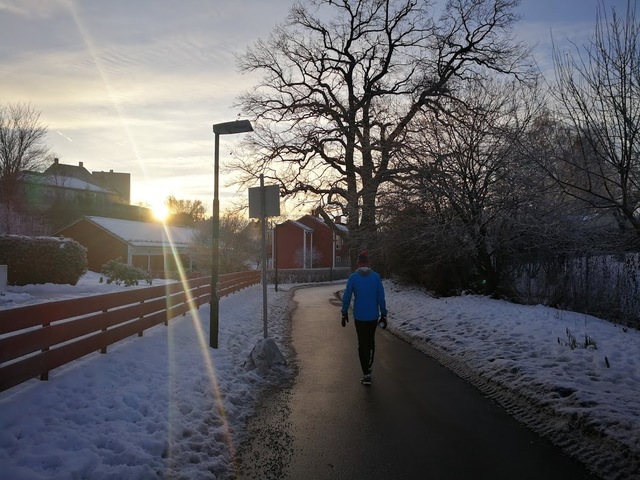 Kondispresident Tim Bennett rusler avgårde ut fra startområdet for årets Kondis' Nyttårsløp. Foto: Heming Leira